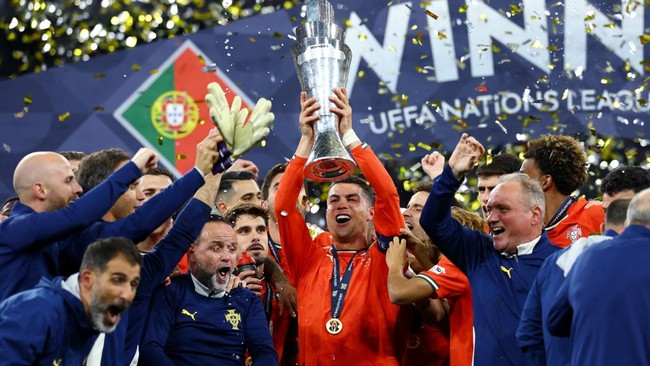 Ronaldo Tak Berani Lihat Tendangan Penalti Portugal, Lalu Nangis Kejer Cristiano Ronaldo tidak berani melihat penendang penalti Portugal saat menang penalti atas Spanyol di final UEFA Nations League 2025.