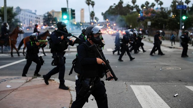Demo Imigran 2006 hingga Black Lives Matter Sederet demo besar terjadi di Los Angeles sejak 1967, mulai dari demo imigran hingga Black Lives Matter.