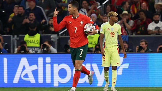 Cristiano Ronaldo tidak berani melihat penendang penalti Portugal saat menang penalti atas Spanyol di final UEFA Nations League 2025.