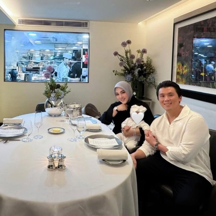 <p>Pada ulang tahun pernikahan keenam di awal tahun ini, Syahrini dan Reino menghabiskan waktu bersama dengan <em>dinner</em> romantis. Alih-alih merayakan berdua saja, Syahrini dan Reino mengajak serta putri mereka di perayaan <em>wedding anniversary</em> ini. "<em>6th Year Anniversary Date Night With Our Lil’ Baby Princess</em>," tulisnya dalam unggahan di hari spesial itu. (Foto: Instagram @princessyahrini)</p>