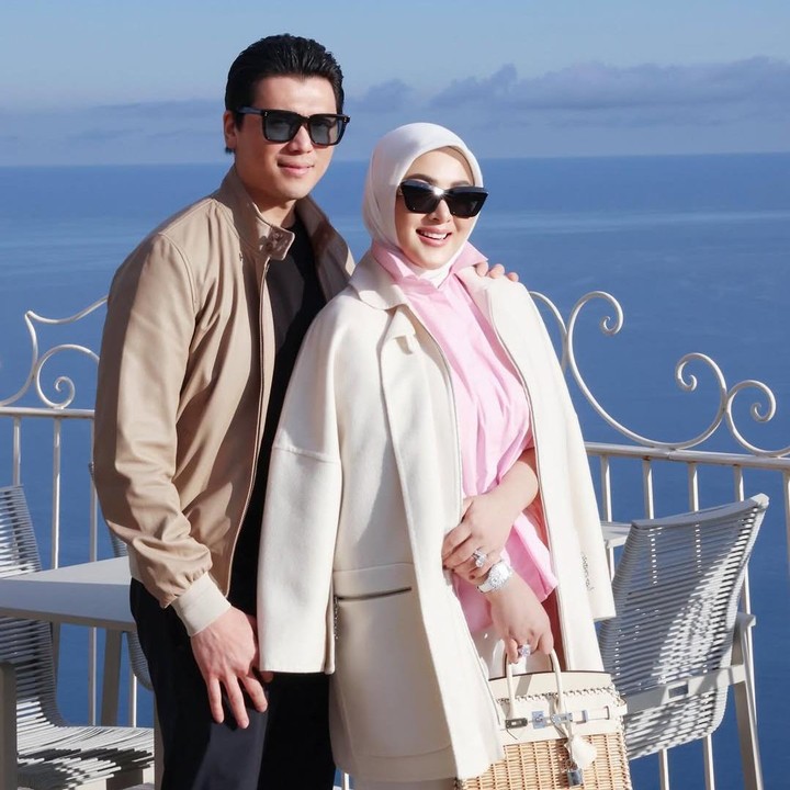 <p>Penyanyi Syahrini resmi menikah dengan pengusaha Reino Barack pada 27 Februari 2019. Enam tahun menikah, rumah tangga pasangan ini selalu terlihat harmonis dan jauh dari gosip miring. (Foto: Instagram @princessyahrini)</p>