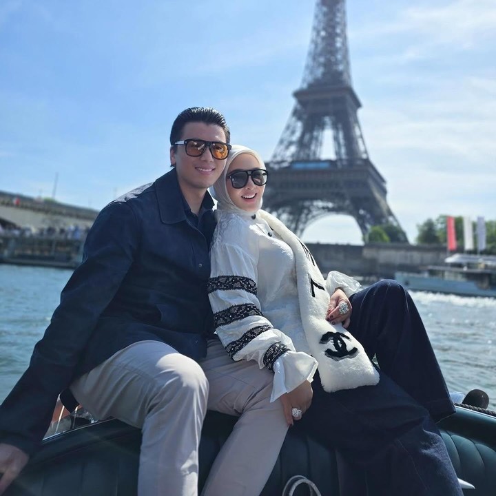 <p>Baru-baru ini, Syahrini dan Reino kembali terlihat menghabiskan momen romantis bersama. Kali ini, keduanya memilih untuk <em>quality time</em> di Paris, Prancis. Syahrini mem-<em>posting</em> foto romantis bersama suami saat menyusuri Sungai Seine dengan pemandangan indah Menara Eiffel. (Foto: Instagram @princessyahrini)</p>