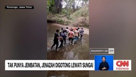 VIDEO: Tak Punya Jembatan, Jenazah Digotong Lewati Sungai