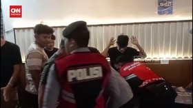VIDEO: Razia Jam Malam, Polisi Cirebon Amankan Puluhan Pelajar