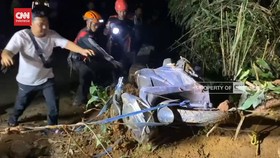 VIDEO: Ikuti Peta Digital, Pasutri Naik Motor Masuk Jurang. 1 Tewas