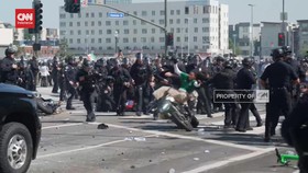 VIDEO: Momen Demonstran Sengaja Tabrakan Motor ke Polisi LA