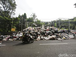 Tumpukan Sampah Menjulang di Jalan Gunung Batu Bandung