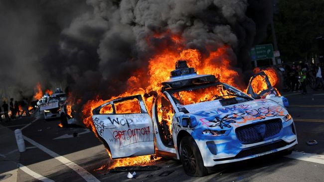 SENSITIVE MATERIAL. THIS IMAGE MAY OFFEND OR DISTURB   Waymo cars burn during a protest against federal immigration sweeps in downtown Los Angeles, California, U.S. June 8, 2025. REUTERS/Daniel Cole     TPX IMAGES OF THE DAY