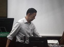 Video: Tom Lembong Bawa 2 Tas Besar Saat Jadi Saksi Charles Sitorus