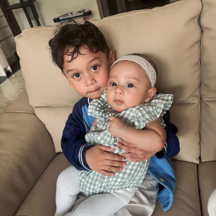 <p>Momen lainnya juga tak kalah menggemaskan, Bunda. Levian memeluk adik perempuannya dengan penuh kasih sayang. Leisha pun tampak begitu tenang di pangku sang kakak. "Abang rindu Adik," tulis Lesti sebagai keterangan foto unggahannya. <em>So sweet</em> banget ya, Bun! (Foto: dok. Instagram @leshiativana)</p>