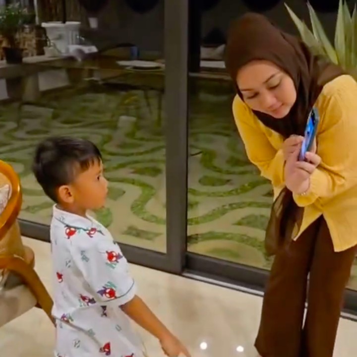 <p>Video Gubernur Jawa Barat Dedi Mulyadi yang berisi bujukan agar anak menuruti orang tuanya tengah viral di media sosial. Video viral di kalangan para Bunda ini ternyata juga digunakan politikus Atalia Praratya untuk membujuk anaknya bungsunya Arkana agar mau makan dan mandi. (Foto: Instagram @ataliapr)</p>