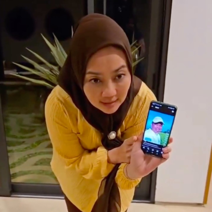 <p>Meski anaknya menolak, Atalia tetap memperlihatkan video itu sambil menegaskan kata-kata yang diucapkan oleh Dedi Mulyadi, seperti "Kamu suka jajan atau enggak? Suka melawan orang tua atau enggak? Susah bangun tidur atau atau enggak? Susah makan atau mandi, enggak?" (Foto: Instagram @ataliapr)</p>