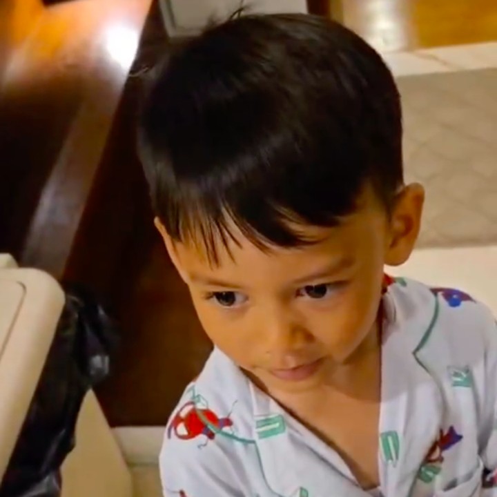 <p>Setelah mendengar pertayaan yang dilontarkan sang Bunda, Arkana menjawab 'enggak' dengan suara pelan. Anak bungsu Atalia dan mantan Gubernur Jawa Barat Ridwan Kamil ini lantas berjanji untuk menuruti semua perintah orang tuanya. (Foto: Instagram @ataliapr)</p>