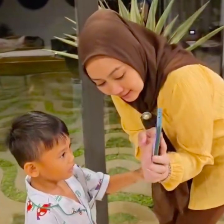 <p>Dalam unggahan di Instagram, Atalia membagikan video saat ia menunjukkan video Dedi Mulyadi ke putranya. Arkana langsung menolak untuk melihat video tersebut dan berlari menjauhi ibundanya. "Pak Dedi nih pak Dediiii.... @arkanaidan juga sama ternyataaa...," tulis Atalia dalam unggahannya. (Foto: Instagram @ataliapr)</p>