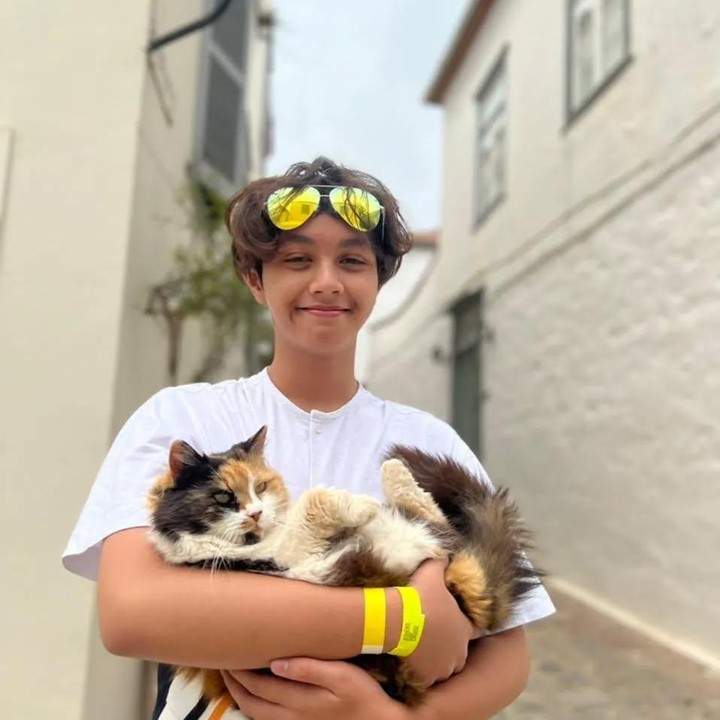 <p>Banyak netizen yang terpesona dengan ketampanan anak laki-laki Eko yang satu ini. “Ganteng amat,” tulis akun <em>@_vittvita****.</em> “CAKEP BGTTT WOIIIIII,” tulis akun <em>@sysbi****.</em> “Gantengnya kek bule anaknya om Eko,” tulis akun <em>@mawar.****. </em>(Foto: Instagram@canavaroacc)</p>