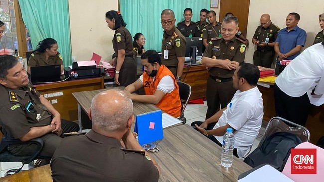 Sidang Kasus Kekerasan Seksual Eks Kapolres Ngada Digelar Hari Ini Mantan Kapolres Ngada AKBP Fajar bakal menjalani sidang pembacaan dakwaan kasus kekerasan seksual terhadap anak di bawah umur pada hari ini, Senin (30/6).