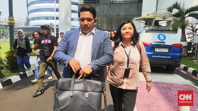 Mantan staf khusus Nadiem Makarim, Fiona Handayani, diperiksa Kejaksaan Agung terkait dugaan korupsi pengadaan laptop Chromebook di Kemendikbudristek.