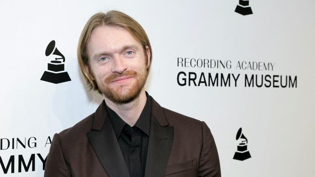 Musisi dan kakak dari Billie Eilish, Finneas O'Connell, dilaporkan terkena gas air mata saat ikut demonstrasi yang berkembang jadi kerusuhan di Los Angeles.
