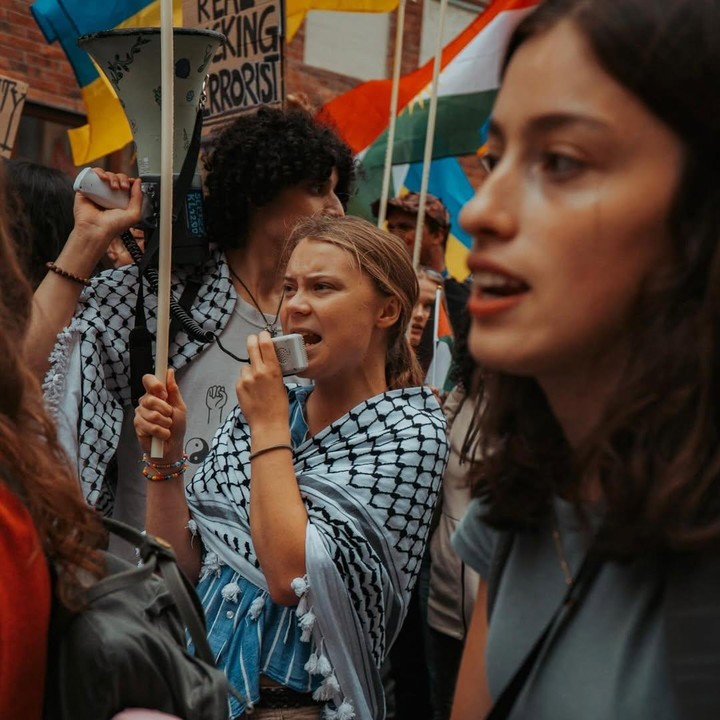 <p>Greta dikenal sebagai aktivitis yang sering turun ke jalan untuk menentang genosida Israel. Perempuan 22 tahun ini juga kerap menyerukan 'Free Palestine' dalam setiap aksinya. (Foto: Instagram @gretathunberg)</p>