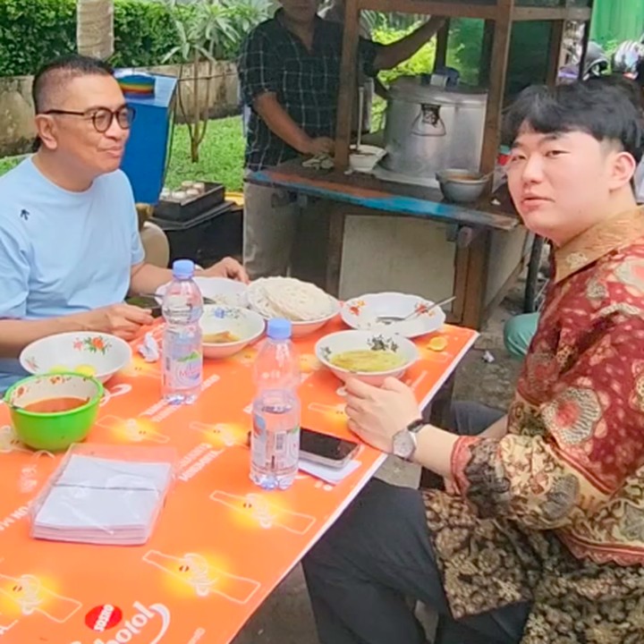 <p>Helmy Yahya termasuk jarang membagikan potret kebersamaanya dengan menantu Korea. Namu, baru-baru ini ia mengunggah video saat menemani sang menantu kulineran di Indonesia. Di antara banyak makanan, Helmy memilih menu soto. (Foto: Instagram @helmyyahya)</p>