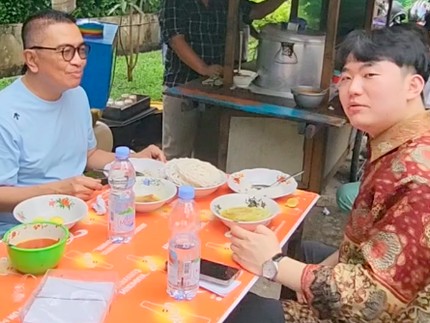 5 Potret Helmy Yahya Ajak Menantu Korea Makan Soto di Pinggir Jalan