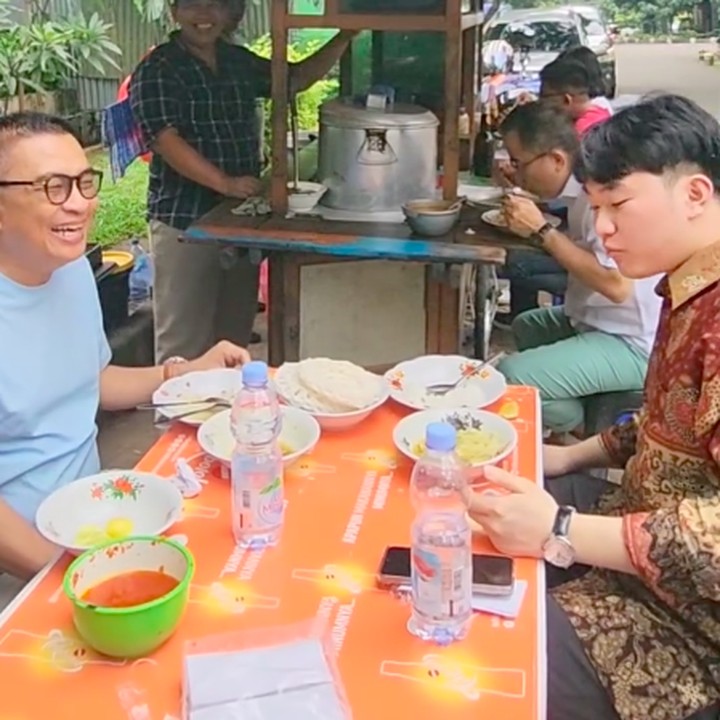 <p>Helmy sengaja mengajak menantunya makan soto di pinggir jalan. Pasalnya, tempat makan soto ini sudah menjadi langganannya sejak dulu. Keputusan Helmy ini tampaknya tepat. Menantunya sangat menyukai rasa soto yang disantap di pinggir jalan ini, Bunda. "Dia bilang, enak Banget!" tulis Helmy dalam unggahan video di akun Instagram miliknya. (Foto: Instagram @helmyyahya)</p>