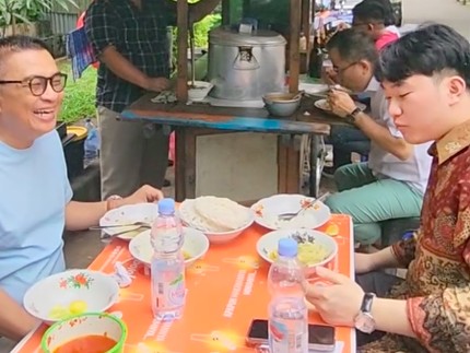 Terpopuler: Potret Helmy Yahya Ajak Menantu Korea Makan Soto di Pinggir Jalan