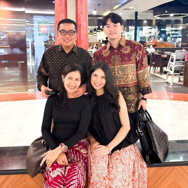 Potret Helmy Yahya Ajak Menantu Korea Makan Soto di Pinggir Jalan