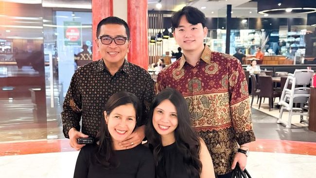 Potret Helmy Yahya Ajak Menantu Korea Makan Soto di Pinggir Jalan