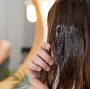 Perawatan Ekstra untuk Rambut, Pentingkah Melakukan Hair & Scalp Scrub? 