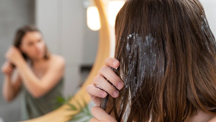 Perawatan Ekstra untuk Rambut, Pentingkah Melakukan Hair & Scalp Scrub?