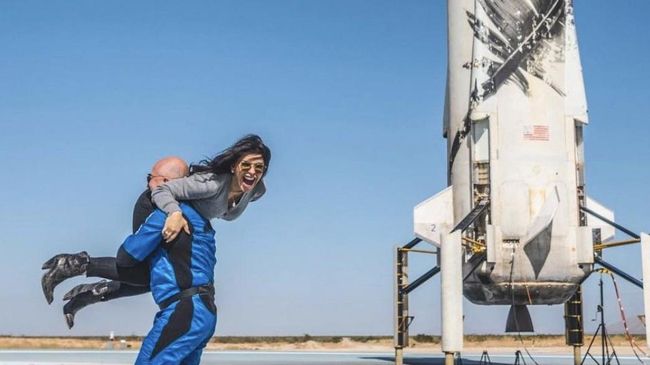 Jadi Orang Terkaya Kedua di Dunia, 7 Gaya Bucin Jeff Bezos dengan Pacar Beda dari yang Lain