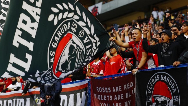 Keberadaan suporter Timnas Indonesia dalam jumlah banyak di sekitar Stadion Suita, Osaka, jelang laga Kualifikasi Piala Dunia 2026 membuat media Belanda takjub.