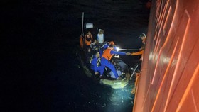 FOTO: Evakusai Penumpang Kapal Kandas di Perairan Konawe
