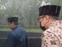 Eks Pejabat Pajak Tersangka KPK Terobos Hujan Deras Usai Diperiksa