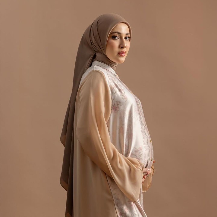 <p>Miskah Shafa istri dari Yislam Jaidi yang juga kakak dari YouTuber Faidil Jaidi menjalani <em>maternity shoot</em> jelang persalinan pertamanya. Perempuan keturunan Arab-Indonesia tampil cantik mengenakan baju dan jilbab bernuansa warna cokelat di foto kehamilan ini, Bunda. Untuk <em>maternity shoot</em> ini, Miskah memilih untuk mengabadikan kehamilannya di studio foto. (Foto: Instagram @miskahshf)</p>