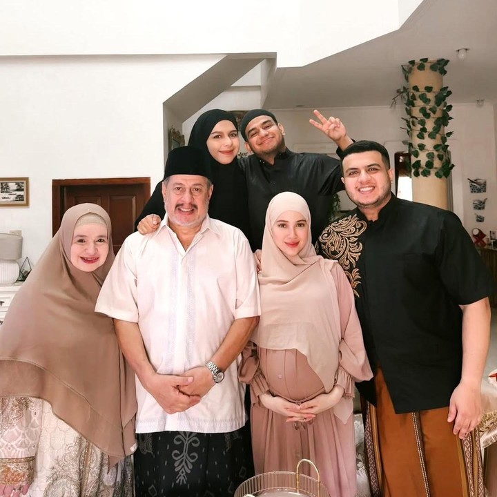 <p>Hadienya Miskah di tengah keluarga Yislam Jaidi memang memberikan warna tersendiri. Tak heran ia begitu disambut dan disayang oleh keluarga sang suami. Seperti pasa saat Idul Adha lalu, Miskah terlihat bahagia merayakannya bersama keluarga sang suami. Foto: Instagram @miskahshf</p>