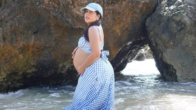 5 Potret Nessie Jugde Pamer Baby Bump Kehamilan Pertama saat Liburan di Pantai