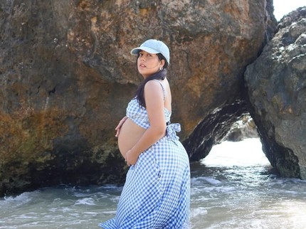 5 Potret Nessie Jugde Pamer Baby Bump Kehamilan Pertama saat Liburan di Pantai