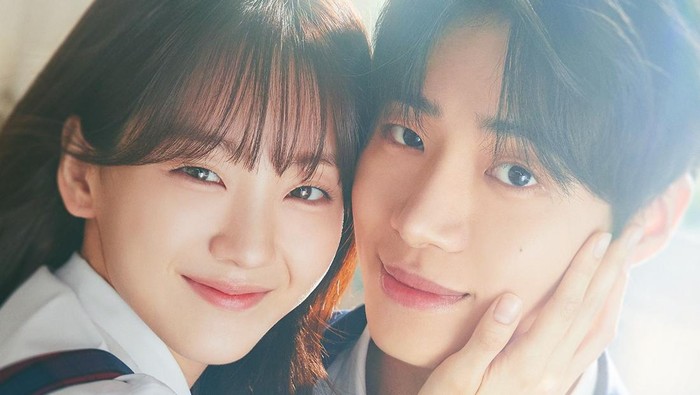img-title Tak Disangka, 3 Karakter Utama Head Over Heels Ini 'Alumni' Dokter di Drakor Medis