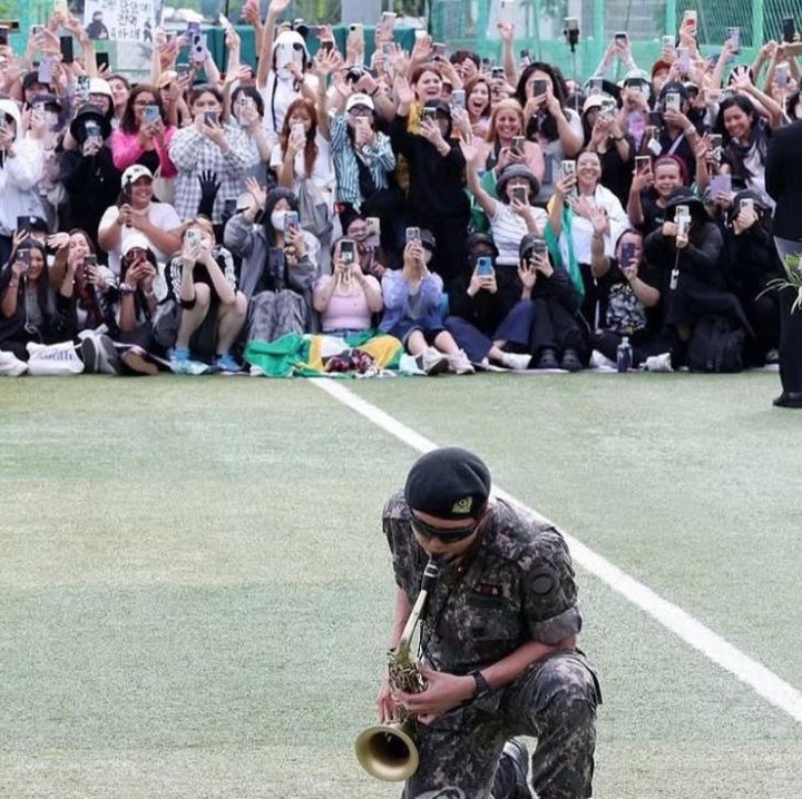 <p>RM melangkah keluar sambil memainkan saksofon dan menampilkan penampilan yang berhasil memikat hati para penggemar. Sementara itu, V terlihat memegang karangan bunga besar (Foto: Instagram@rkive)</p>