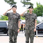 Penuh Pesona, Simak Potret RM dan V BTS yang Resmi Menyelesaikan Wajib Militer!