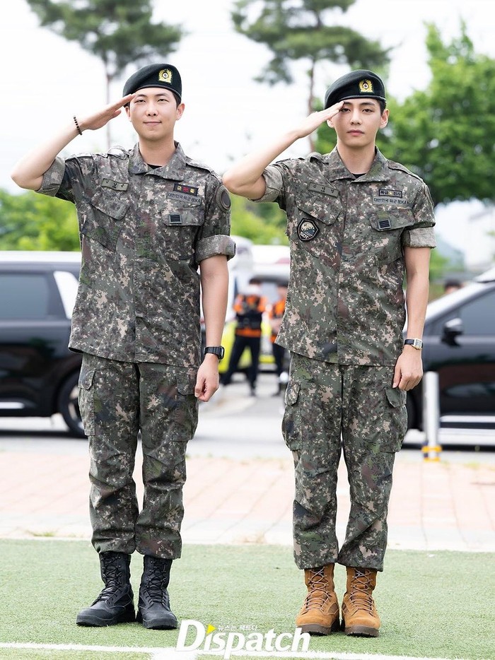 Sementara itu, dua anggota BTS lainnya yakni RM dan V satu hari sebelumnya menyelesaikan wajib militer pada Selasa, (10/11/2025)./ Foto: instagram.com/koreadispatch