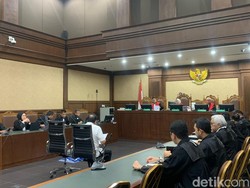 Sesal Makelar Zarof di Sidang: Harusnya Saya Pensiun tapi Malah di Sini