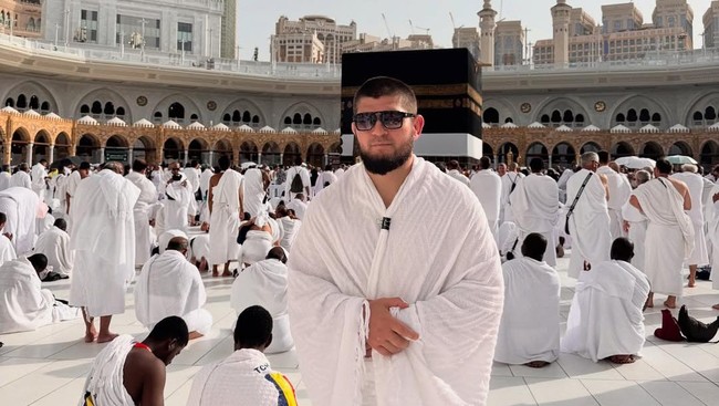 Legenda UFC Khabib Nurmagomedov berhasil menunaikan ibadah haji pada tahun 2025.