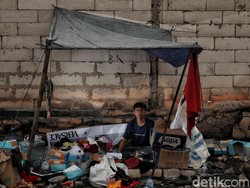 Video: Rumah Terbakar, Siswa SMP Penjaringan Terpaksa Mandi di Sekolah