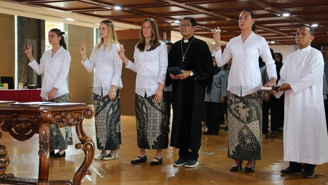 Empat calon pemain naturalisasi Timnas Putri Indonesia yang resmi menjadi WNI adalah Iris De Rouw, Felicia De Zeeuw, Emily Nahon, dan Isa Guusje Warps.