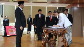Felicia De Zeeuw saat Pengambilan Sumpah/Janji Setia Pewarganegaraan WNI di Kementerian Hukum, Jakarta, Selasa (10/6). (Kementerian Hukum RI)