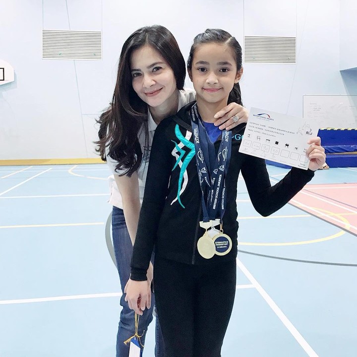<p>Sydney memiliki segudang prestasi di luar akademik lho. Beberapa tahun lalu, Sydney pernah menekuni bidang gimnastik atau senam. Pada tahun 2018, Sydney bahkan meraih beberapa medali saat mengikuti kompetisi senam di Thailand. (Foto: Instagram @sydneyazkassya/ @cuttaryofficial)</p>