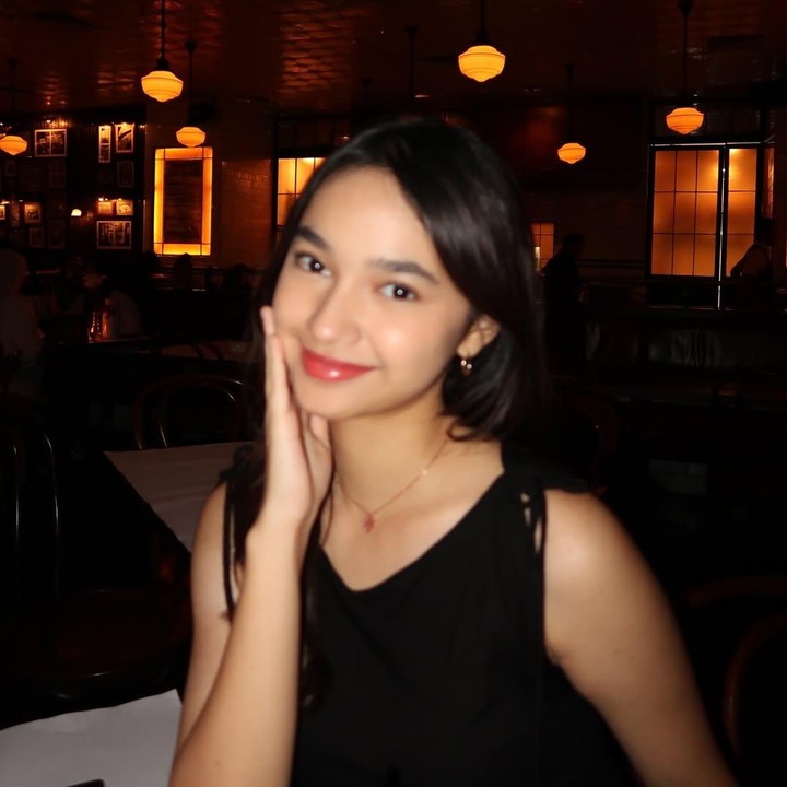 <p>Sejak mengikuti pemilihan model remaja, Sydney mulai aktif menggunakan media sosial. Ia kerap mem-<em>posting</em> foto <em>selfie</em> dan membagikan aktivitasnya sehari-hari. Banyak netizen meninggalkan komentar pujian dalam beberapa unggahan Sydney. Beberapa di antaranya memuji paras cantik Sydney yang disebut mirip sang Bunda. "Sydney kamu cantik sekali," tulis akun @di***. "Cantik sekali seperti mamanya," kata @ra***. (Foto: Instagram @sydneyazkassya/ @cuttaryofficial)</p>